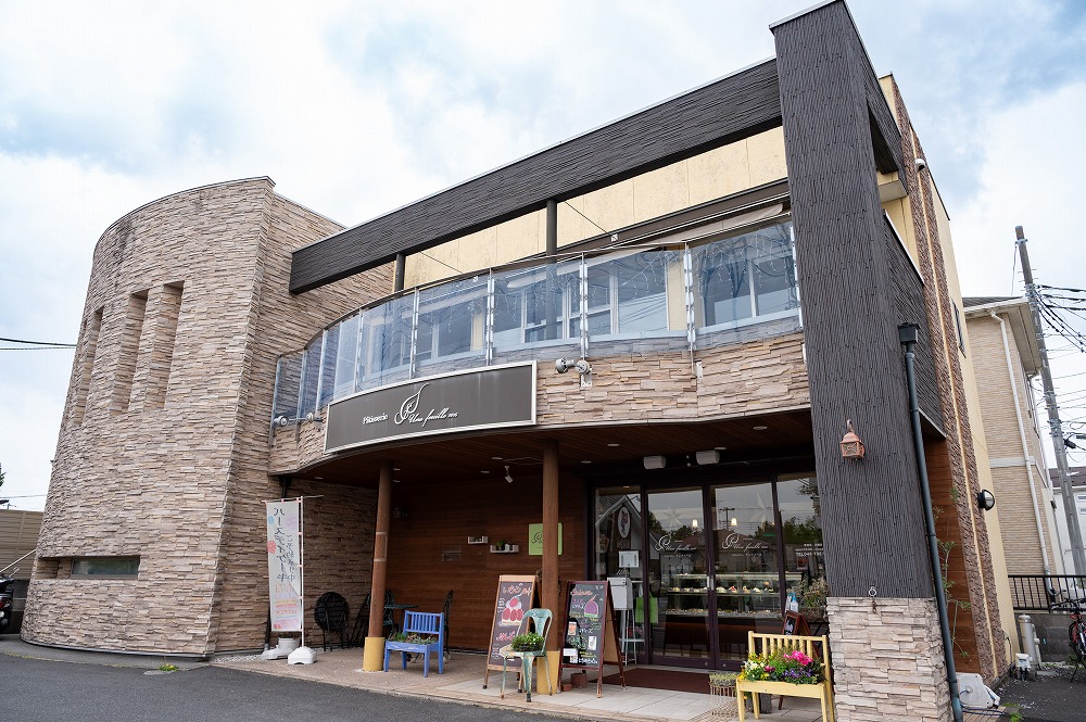 ベージュベースのおしゃれな建物が目印です。